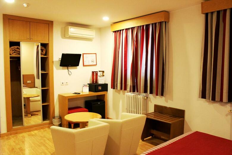 Hotel Amic Col�n