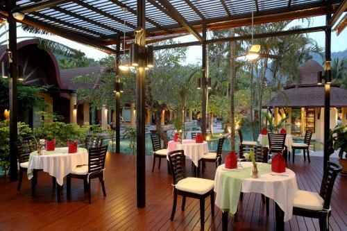 Hotel The Village Resort & Spa