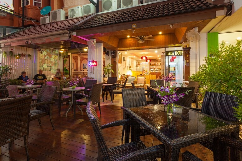 Hostal Karon Sunshine Guesthouse & Bar