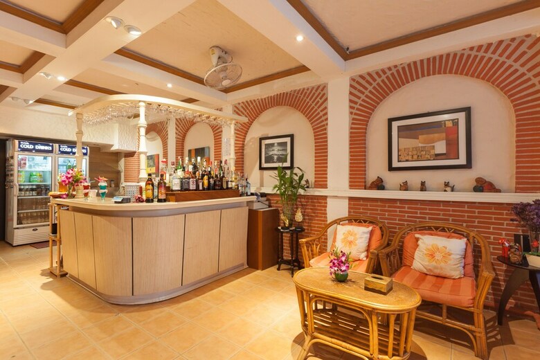 Hostal Karon Sunshine Guesthouse & Bar