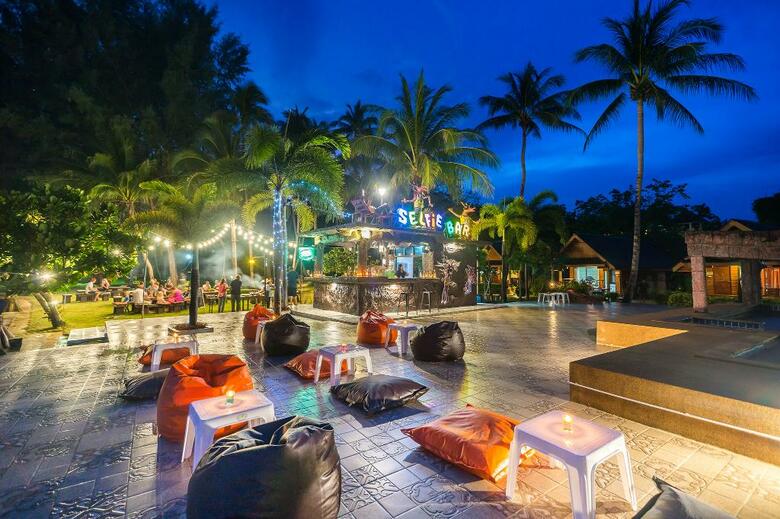Hotel Kaw Kwang Beach Resort