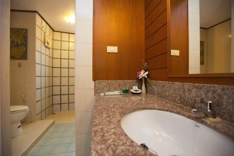 Hotel Kaw Kwang Beach Resort