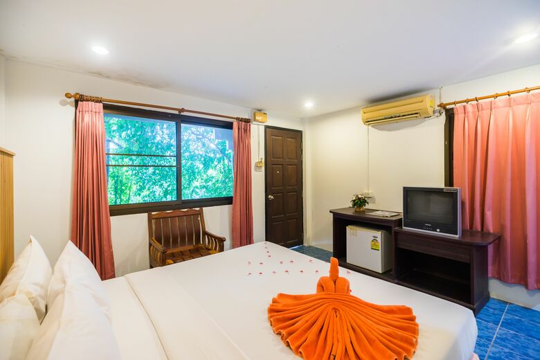 Hotel Kaw Kwang Beach Resort