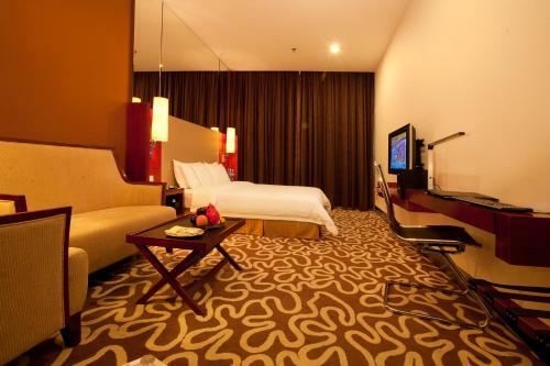 Shenzhen Caa Holy Sun Hotel, Luohu Railway Station
