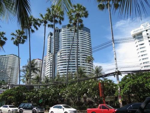Jomtien Plaza Suite Apartments