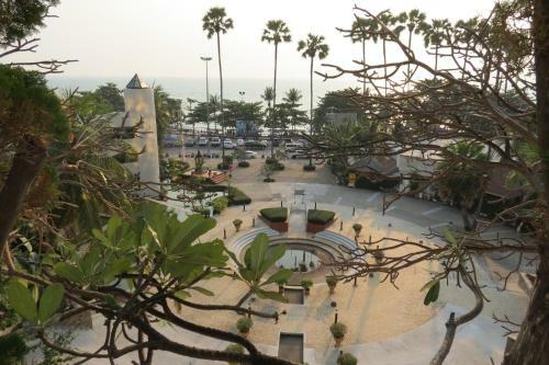 Jomtien Plaza Suite Apartments