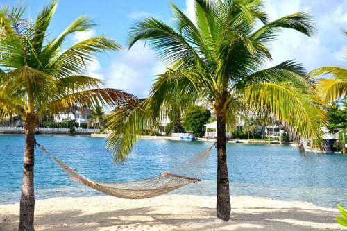 Hotel Sandyport Beach Resort