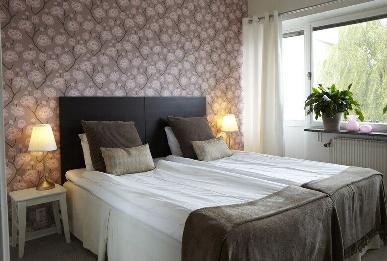 Riverside Hotel & Apartments