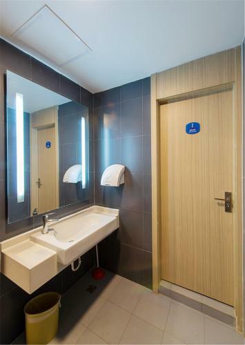 Hotel Hanting Express Yuyao North Xinjian Road