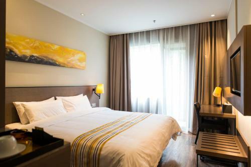 Hotel Home Inn Plus Shanghai West Yan'an Road