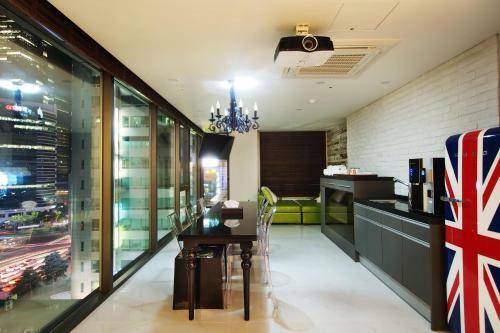 Hotel Jerry's Planet