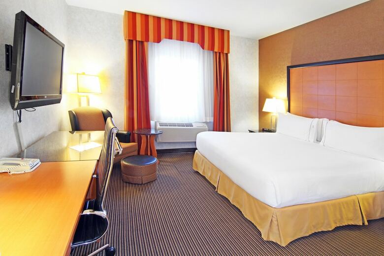 Holiday Inn Express Hotel & Suites