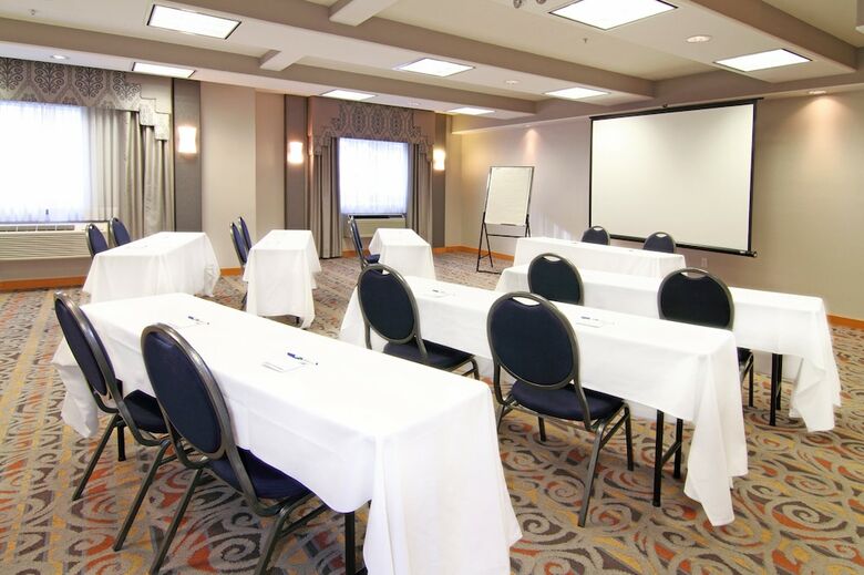 Holiday Inn Express Hotel & Suites