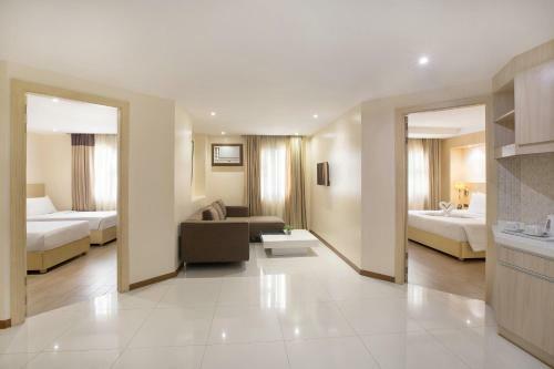 Golden Prince Hotel & Suites