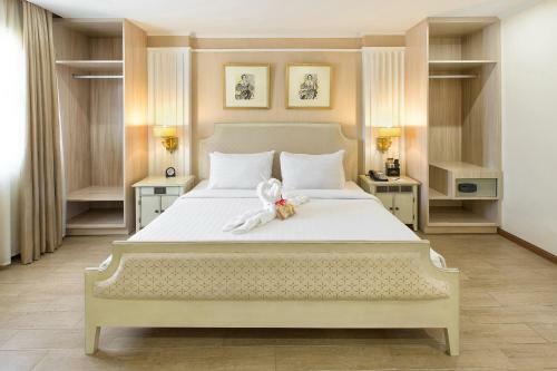 Golden Prince Hotel & Suites