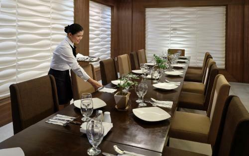 Golden Prince Hotel & Suites