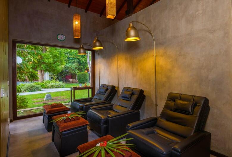 Hotel Chaarya Resort & Spa