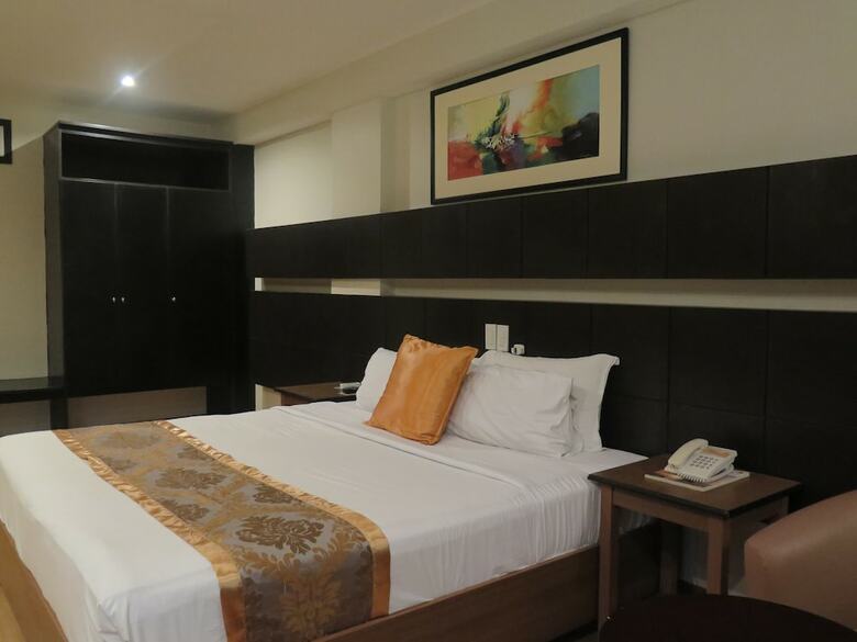 The Pinnacle Hotel And Suites