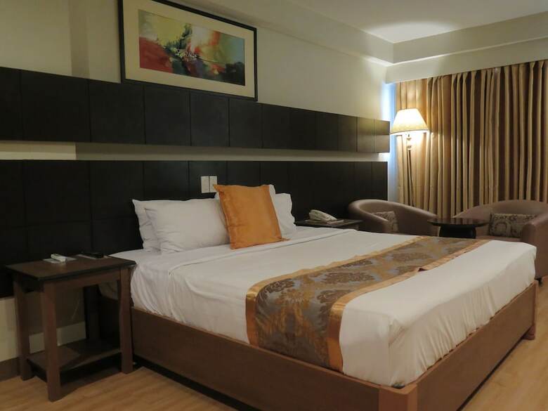 The Pinnacle Hotel And Suites