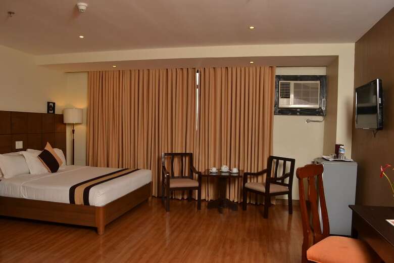 The Pinnacle Hotel And Suites