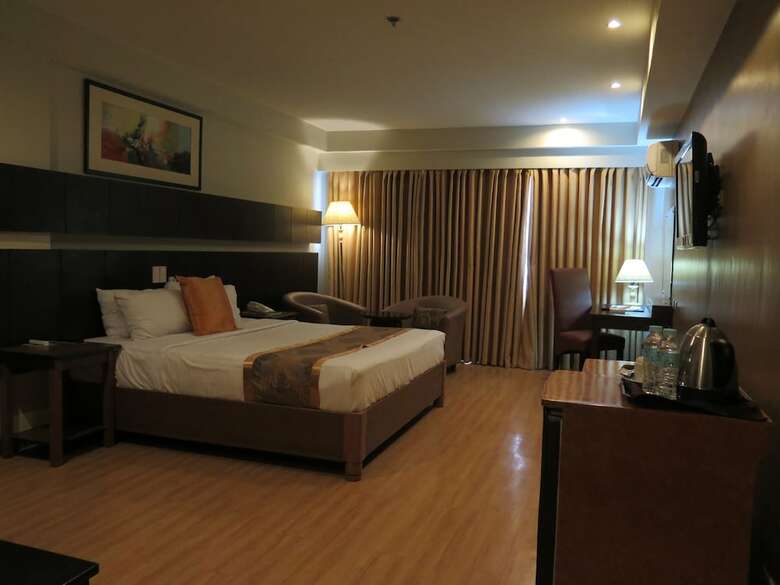 The Pinnacle Hotel And Suites