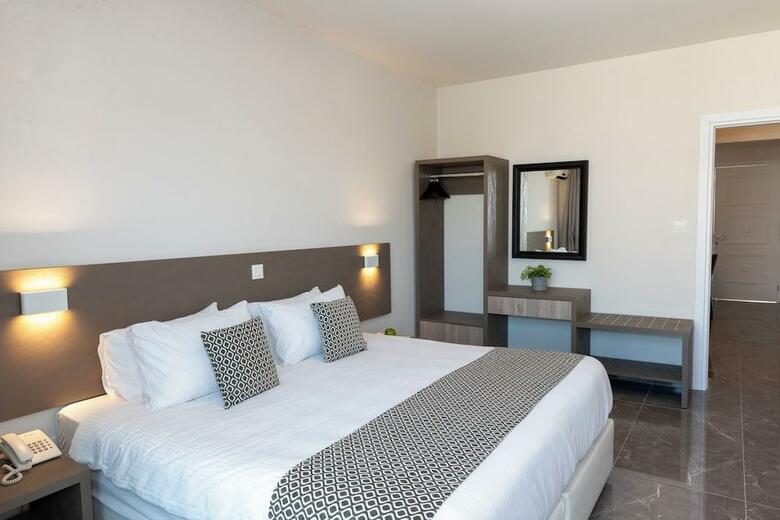 Hotel Apartments Petrou Bros