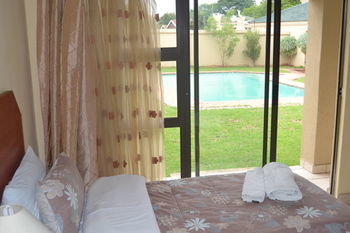 Hostal Airport Transit Guest Lodge