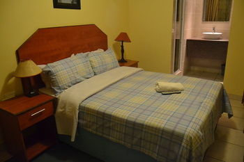 Hostal Airport Transit Guest Lodge