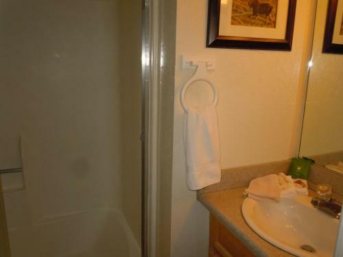 Two-bedroom Plus Den Premier Unit #13 By Escape For All Seasons