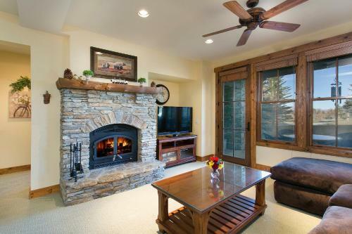Lodge Mammoth Golf Properties By 101 Great Escapes