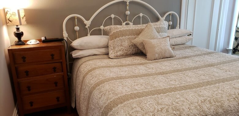 Bed & Breakfast Cabernet House, An Old World Inn