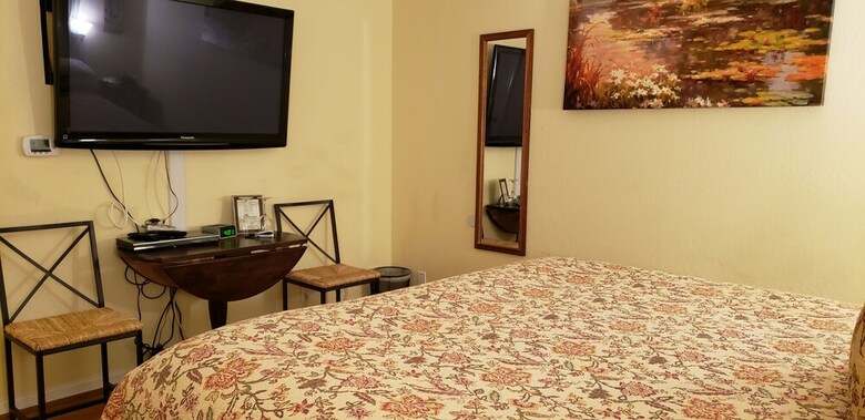 Bed & Breakfast Cabernet House, An Old World Inn