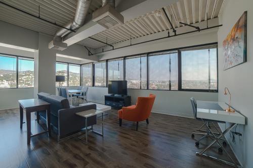 Hollywood Gallery Apartment