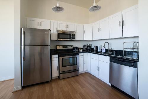 Hollywood Douglas Apartment