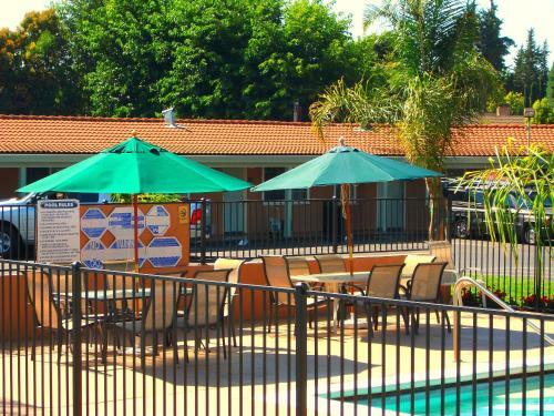 Motel Tri-valley Inn & Suites