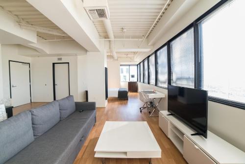Hollywood Aurora Apartment