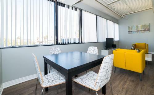 Hollywood Arch Apartment