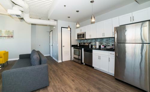 Hollywood Arch Apartment