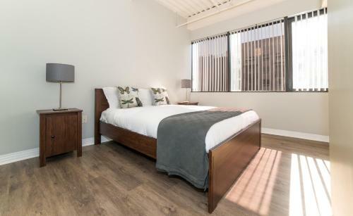 Hollywood Arch Apartment