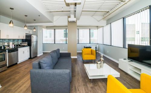 California Silver Apartment