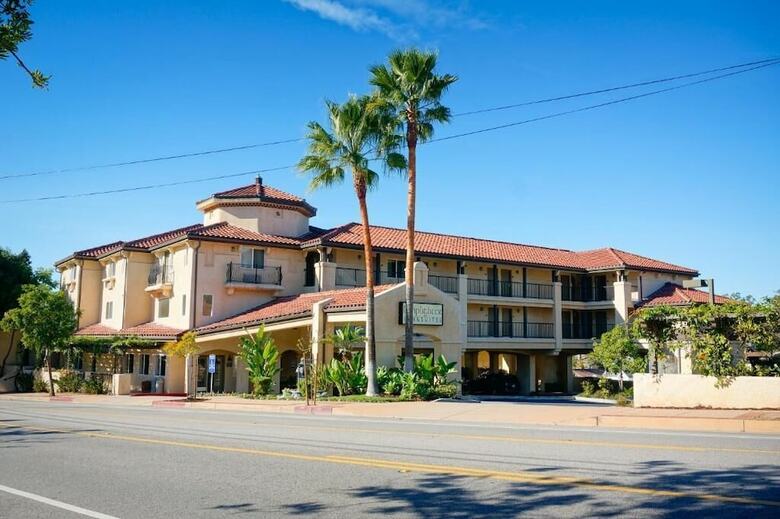 Hotel Lamplighter Inn & Suites