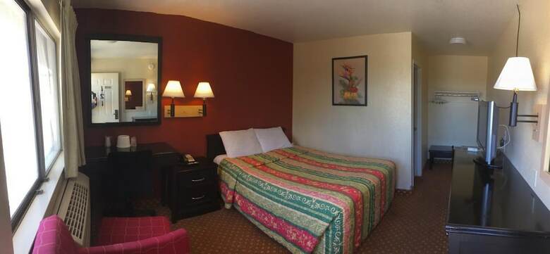 Hotel Hilltop Inn & Suites