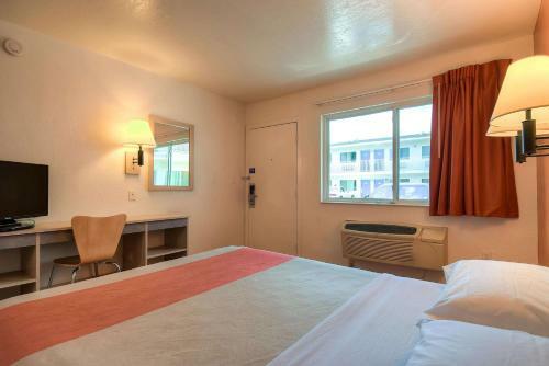 Motel 6 Westminster South - Long Beach Area