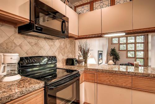 Apartamento Two-bedroom River Glen Condo 105a