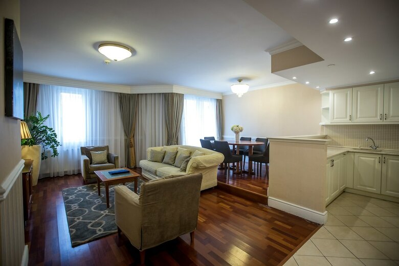 Queen's Court Hotel & Residence