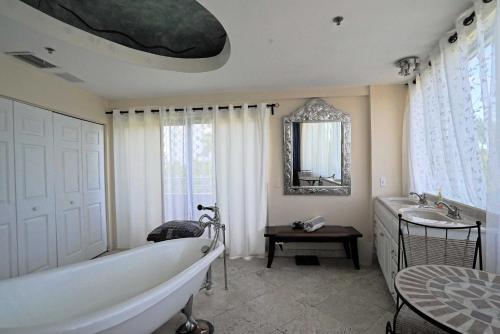 Deluxe Studios And Apartments At The Shelborne