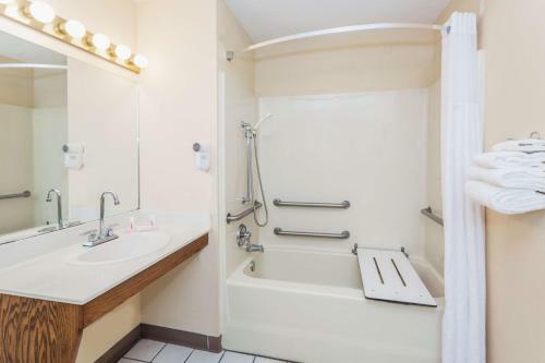 Motel Baymont Inn And Suites - Valdosta