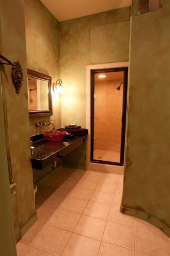 Hotel Destinations Inn Theme Rooms