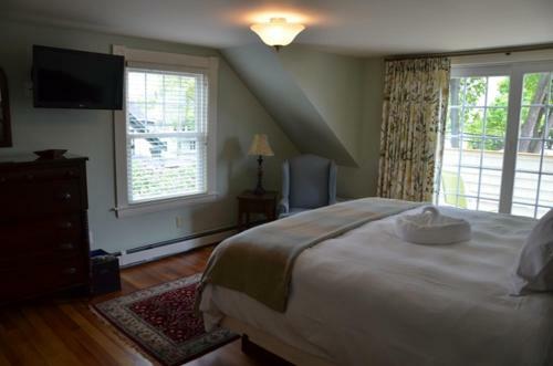Bed & Breakfast Inn On Shore Road