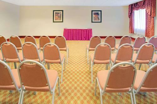 Hotel Days Inn And Suites Laurel